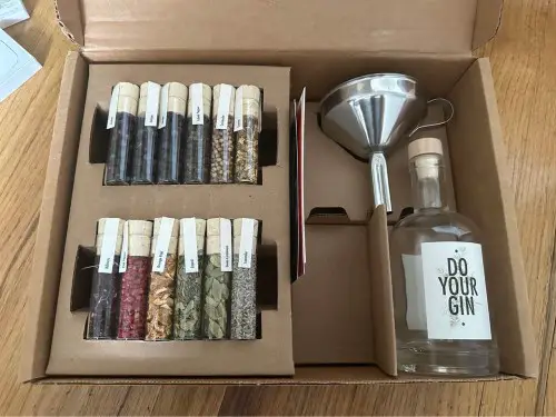 gin-themed gifts A set with gin herbs and a bottle