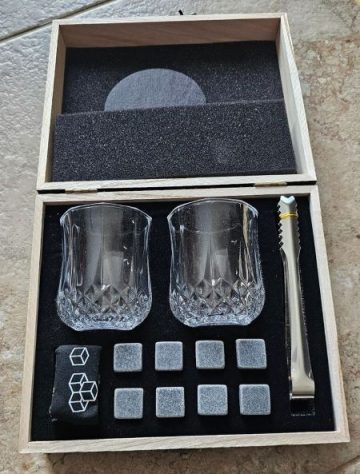 gin-themed gifts A gift set with glasses and cooling stones