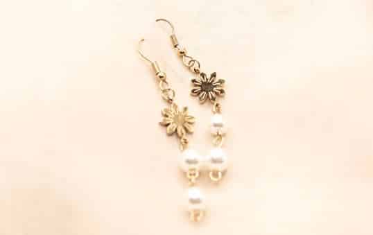 Hanger earrings with pearls from the Philippines