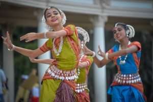 Indian gifts Women dancing