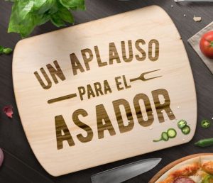 Argentina gifts A wooden cutting board with the text "Un Aplauso pare el Asador'