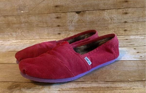 Argentina gifts Red loafers from the brand TOM'S