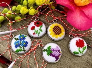 Hangers with shapes of different flowers from Romania