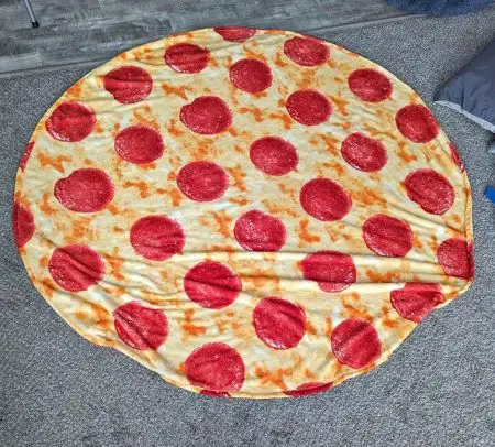 gifts for pizza lovers A round pizza-inspired blanket