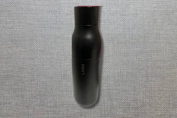gifts for a daughter traveling abroad A black water bottle from the brand "LARQ"