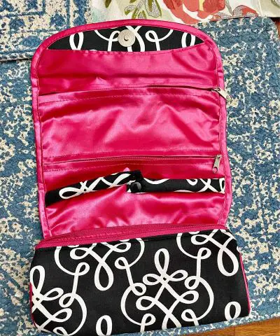 A colrful jewelry roll for travelers
